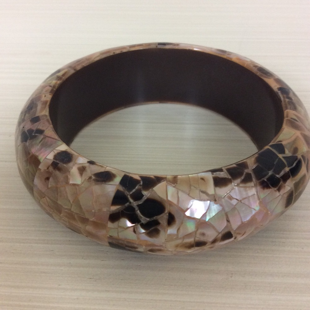 EUC 🏵 Mother of Pearl Bracelet  Nice Piece!